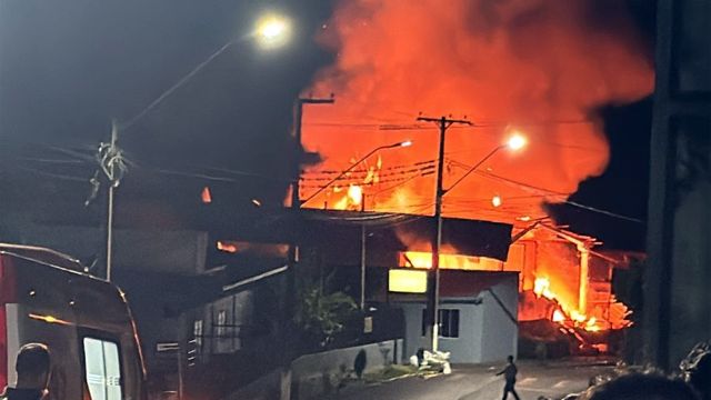 Imagem referente a notícia: Explosão e incêndio de grandes proporções atingem barracão de construtora em Chopinzinho