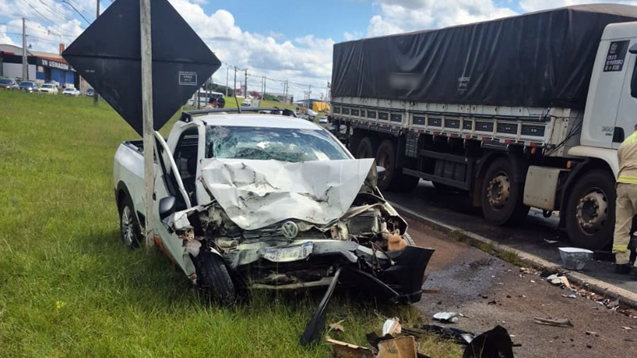 Colisão frontal entre Saveiro e caminhão deixa dois feridos na BR-158, em Pato Branco