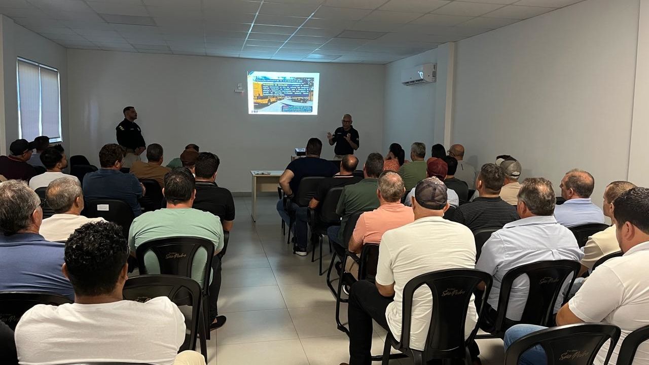 PRF realiza palestra educativa sobre transporte escolar em Pato Branco
