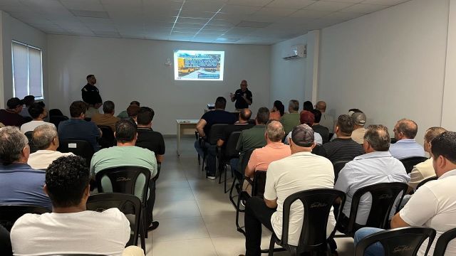 PRF realiza palestra educativa sobre transporte escolar em Pato Branco
