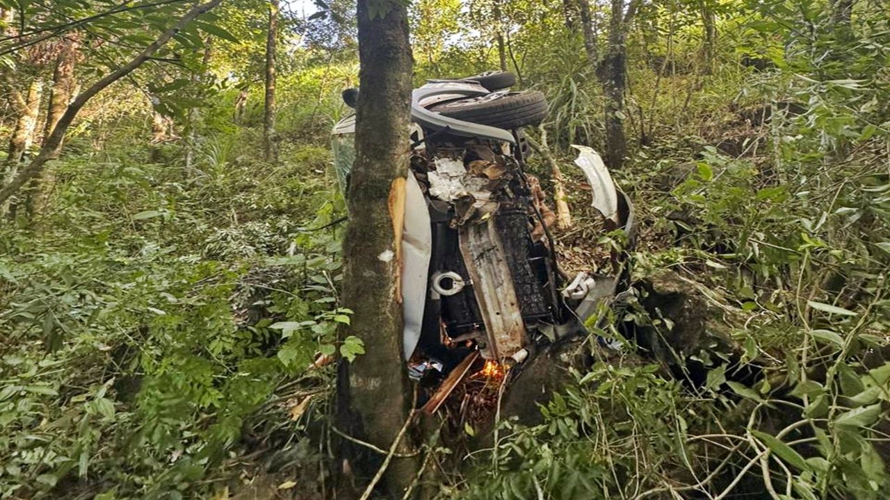 Mulher fica ferida após carro sair da pista na PR-562  em Coronel Vivida