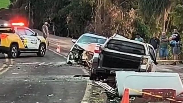 Imagem referente a notícia: Tragédia na PR-180: colisão entre duas camionetes e caminhão deixa um morto em Francisco Beltrão