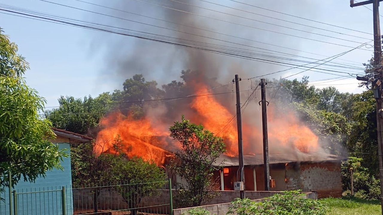 Homem incendeia a própria casa, pede prisão e é detido pela polícia em Capanema