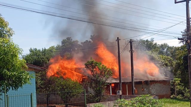 Homem incendeia a própria casa, pede prisão e é detido pela polícia em Capanema