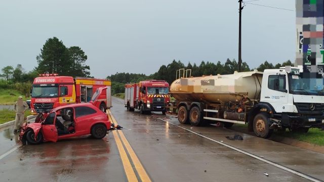 Colisão entre carro e caminhões deixa duas vítimas na BR-280 em Abelardo Luz