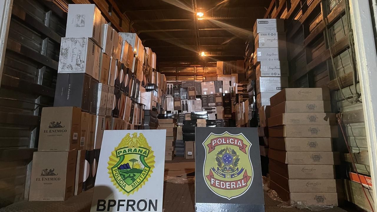 Caminhão com carga ilegal de vinhos é apreendido em Barracão e prejuízo ao crime passa de R$ 500 mil
