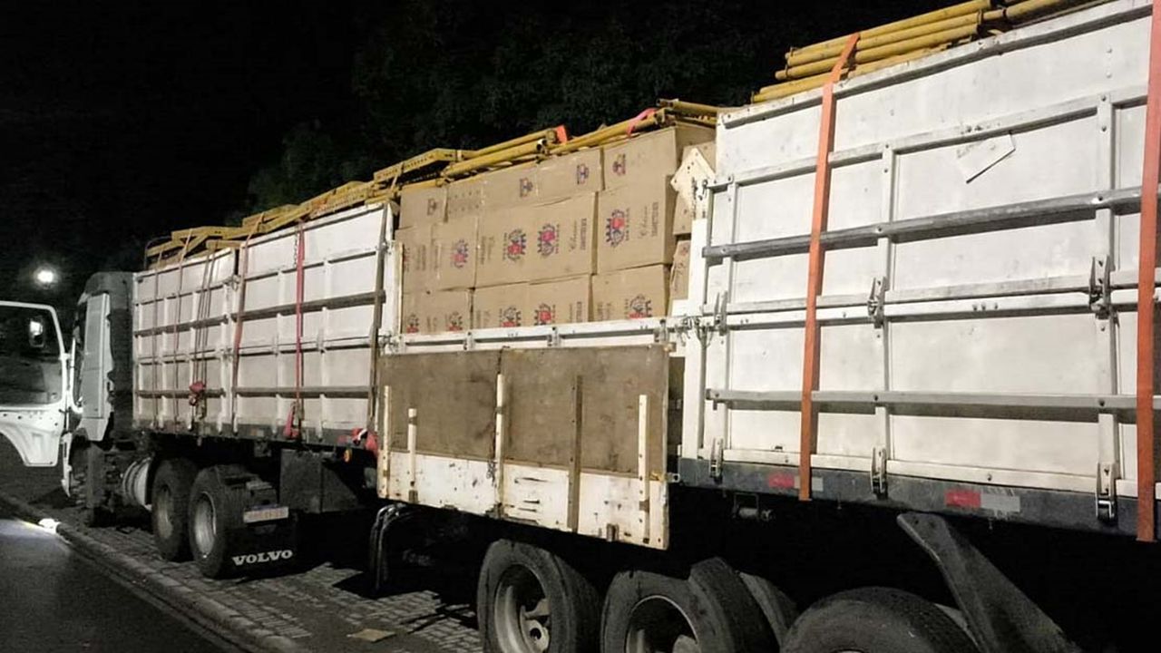 PMPR apreende caminhão com cigarros contrabandeados em Pato Branco