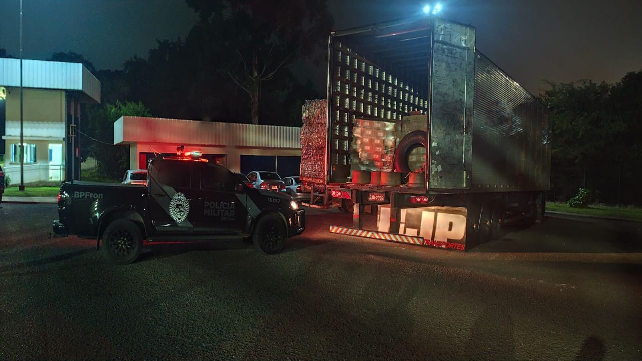 BPFRON e Polícia Federal apreendem carreta com 3,6 mil garrafas de vinho ilegal no Paraná