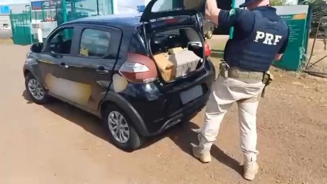 Imagem referente a notícia: PRF prende 2 e apreende 115 kg de maconha em São Lourenço do Oeste