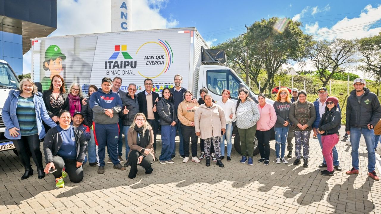 Itaipu entrega veículos e equipamentos para impulsionar a reciclagem no sudoeste do PR