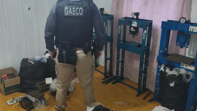 Imagem referente a notícia: Grupo Especial do MP do Paraná cumpre mais de 300 mandados contra facção criminosa em quatro estados