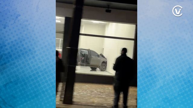 Caminhonete invade sala comercial após colisão entre veículos no Centro de Pato Branco