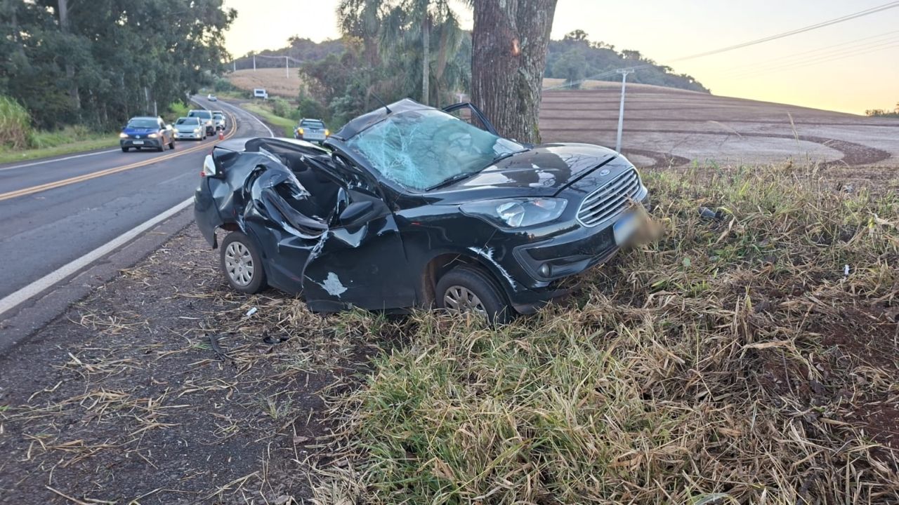 Motorista fica gravemente ferido após Ford Ka sair da pista e bater contra árvore na BR-158, no Paraná