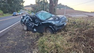 Imagem referente à notícia: Motorista fica gravemente ferido após Ford Ka sair da pista e bater contra árvore na BR-158, no Paraná