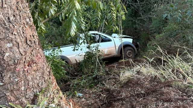 Motorista fica ferido após Fiat Strada sair da pista, bater em pinheiro e cair em barranco entre Coronel Vivida e Honório Serpa