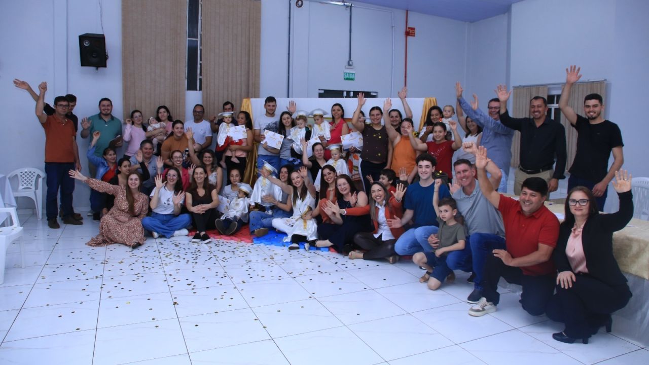 Pinhal São Bento celebra Agosto Dourado com formatura de bebês e homenagem a mães doadoras de leite