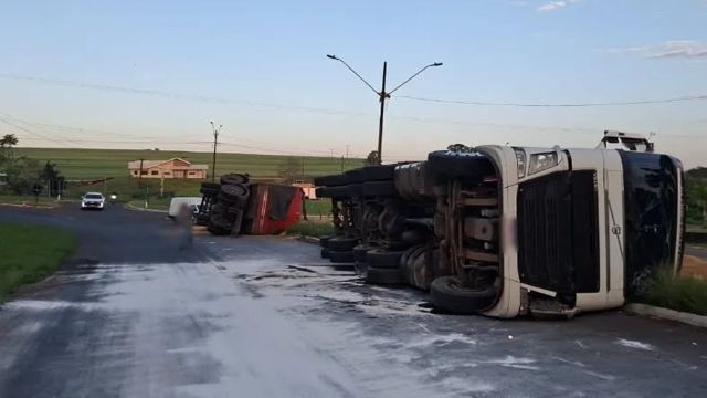 Imagem referente a notícia: Caminhão que tracionava tremião tomba em curva na PR-281, em Planalto