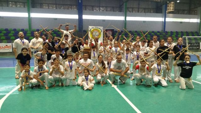 Imagem referente a notícia: Imagem referente a notícia: Capoeira de Pinhal de São Bento conquista seis medalhas em campeonato regional