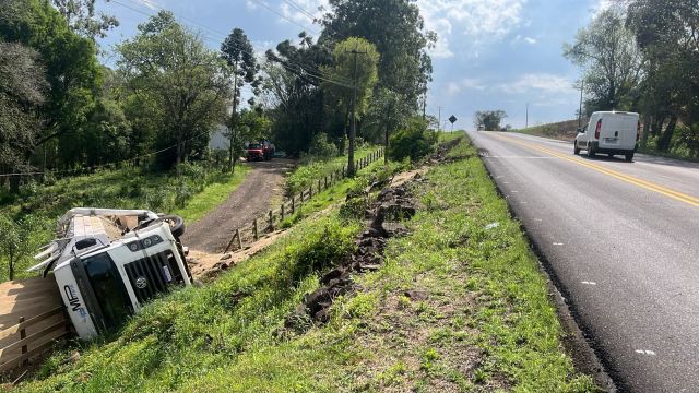 Imagem referente a notícia: Caminhão carregado com ração tomba na PR-566 entre Itapejara d’Oeste e Barra Grande