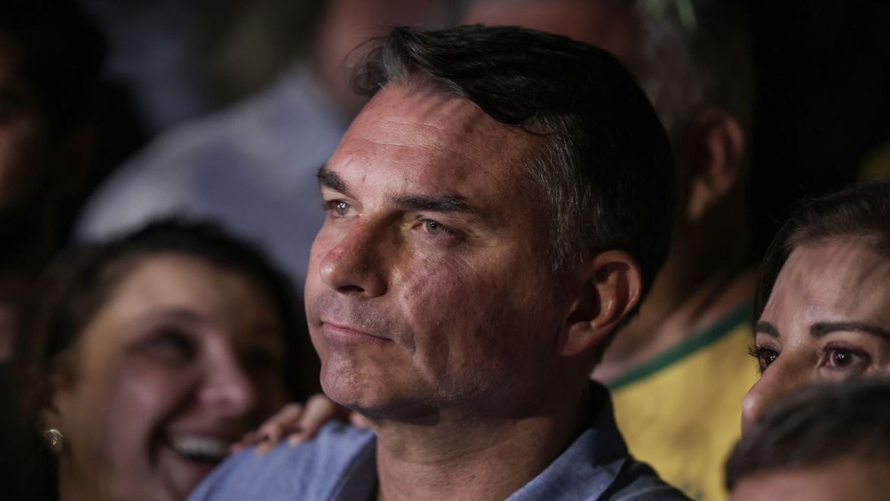 Flávio Bolsonaro recebe apoio de partidos e fala em mudar Constituição