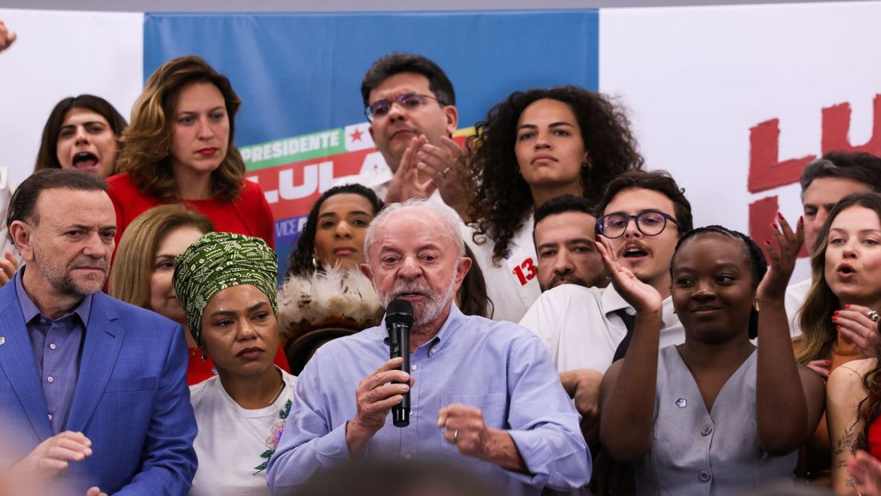 Lula cobra Flávio Bolsonaro sobre apoio ao fim da escala 6x1