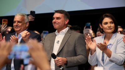 Imagem referente à notícia: Flávio Bolsonaro recebe apoio de partidos e fala em mudar Constituição