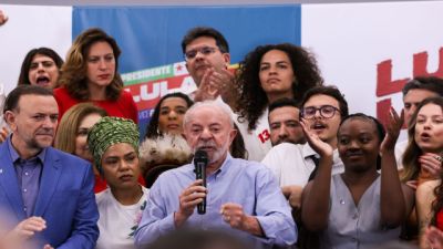 Imagem referente a notícia: Lula cobra Flávio Bolsonaro sobre apoio ao fim da escala 6x1