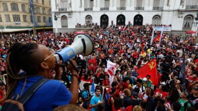 Imagem referente à notícia: Estudantes fazem atos pelo país em apoio a Lula