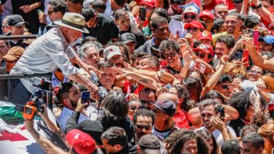 Imagem referente a notícia: Brasil não será governado por sócios do Banco Master, diz Lula em ato