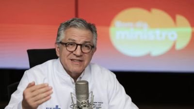 Imagem referente à notícia: PF desmente Veja e Padilha aciona Justiça sobre fake news contra Lula