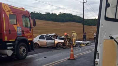 Imagem referente à notícia: Colisão frontal deixa uma mulher morta e quatro feridos em Dois Vizinhos