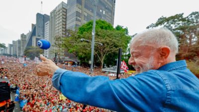 Imagem referente à notícia: Ato pela reeleição de Lula leva milhares à Avenida Paulista