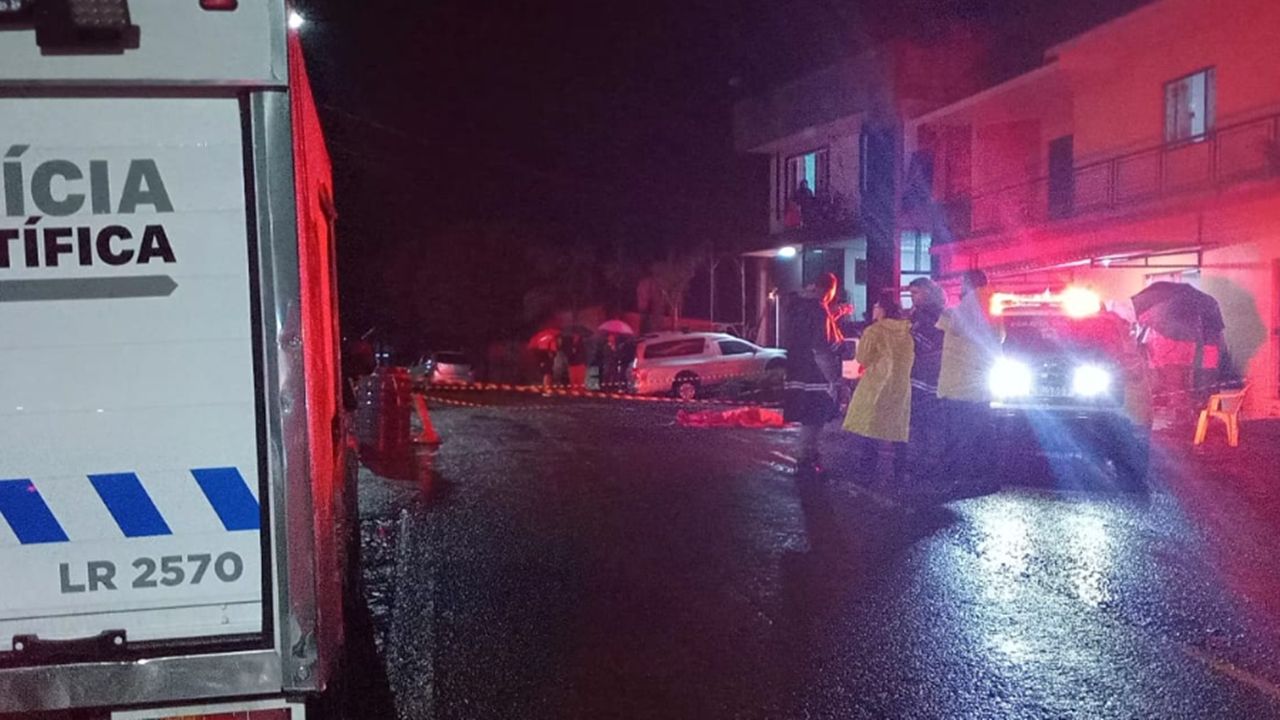 Homem morre e irmão fica gravemente ferido após ataque em frente a bar em Vitorino