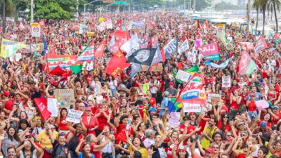 Imagem referente à notícia: Milhares ocupam Copacabana em ato pela democracia e em apoio a Lula