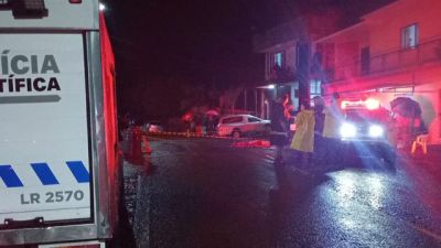Imagem referente à notícia: Homem morre e irmão fica gravemente ferido após ataque em frente a bar em Vitorino
