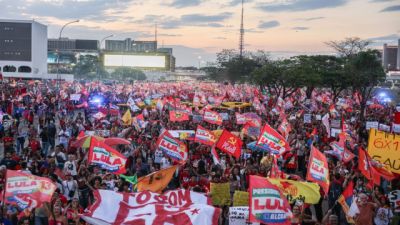 Imagem referente à notícia: Milhares de estudantes tomam a Esplanada em apoio a Lula