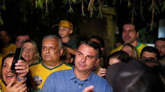 Flávio faz visita ao pai em prisão domiciliar e recebe apoios em SP