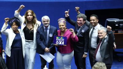 Imagem referente a notícia: CUT elogia fim da “massacrante” 6x1; CNI quer revisar PEC aprovada