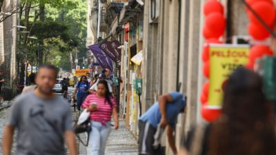 Imagem referente à notícia: Fim da escala 6x1 traz esperança de mais tempo para família e saúde
