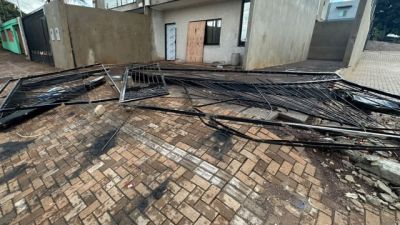 Imagem referente à notícia: Homem é preso suspeito de furtar portão de obra no bairro Santa Cruz, em Cascavel