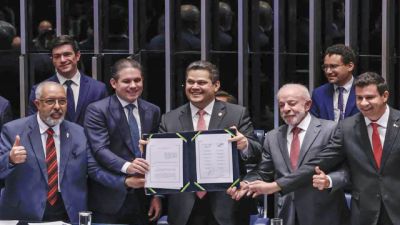 Imagem referente à notícia: Alcolumbre homenageia Paim no fim da 6x1; entenda motivo