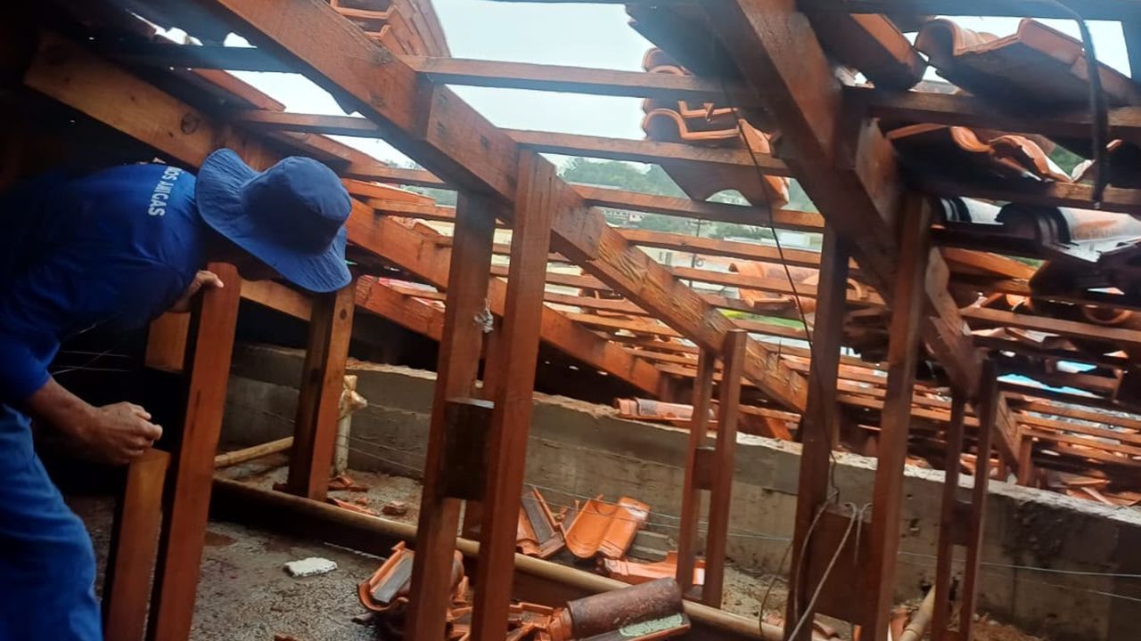 Imagem referente a notícia: Escolas danificadas por temporal são reconstruídas com mão de obra prisional em Laranjeiras do Sul