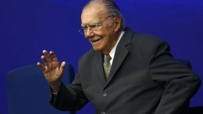 Imagem referente à notícia: José Sarney recebe alta hospitalar após nove dias de internação
