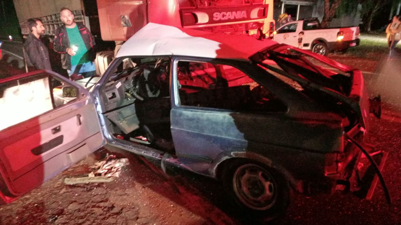 Carro e caminhão carregado com milho batem de frente na BR-158, em Vitorino