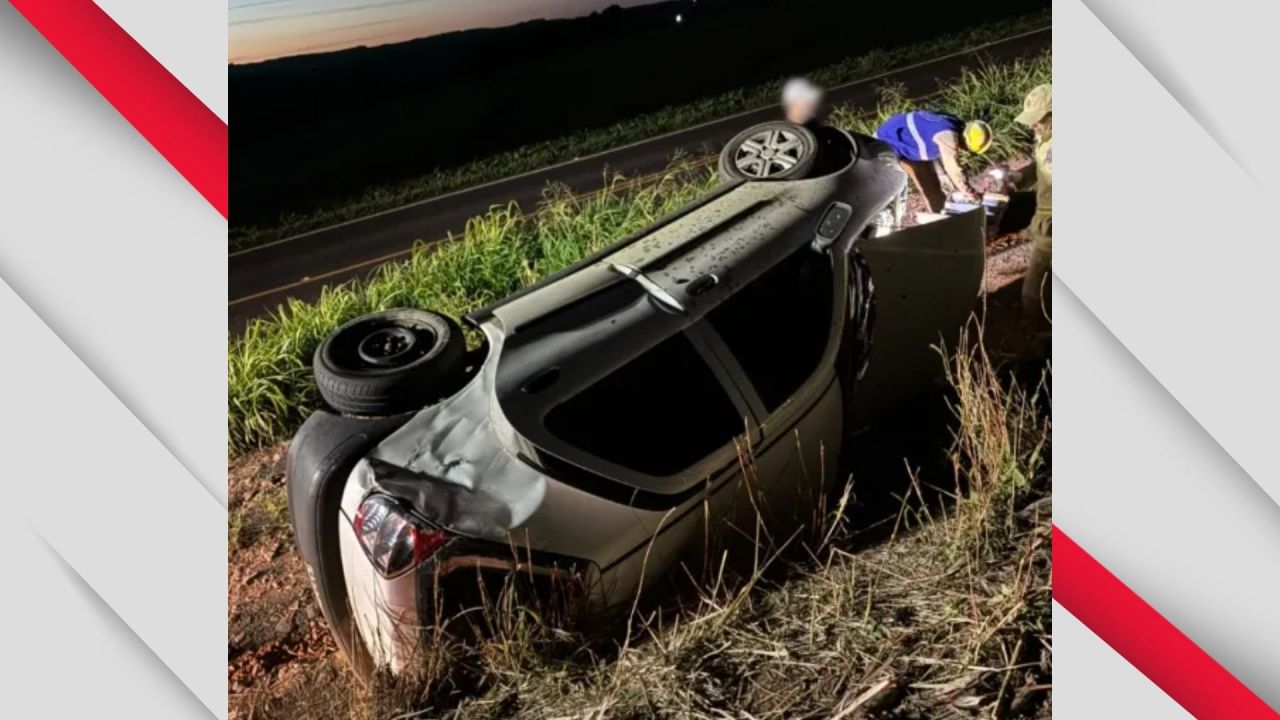 Duas pessoas ficam feridas após carro capotar na PR-566, em Francisco Beltrão