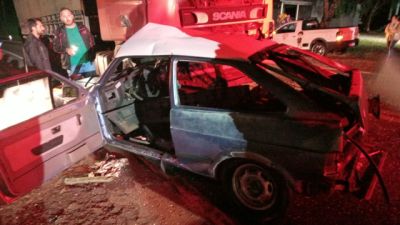 Imagem referente à notícia: Carro e caminhão carregado com milho batem de frente na BR-158, em Vitorino