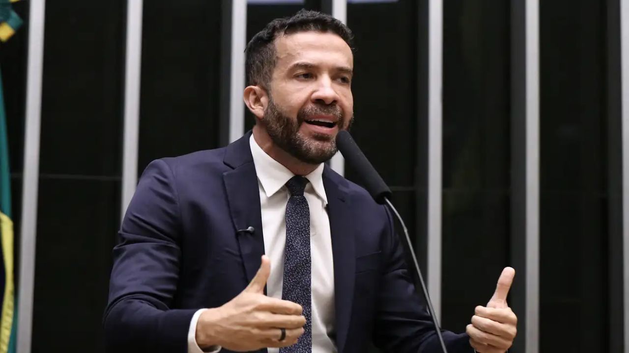 Deputado André Janones é internado com arritmia em São Paulo