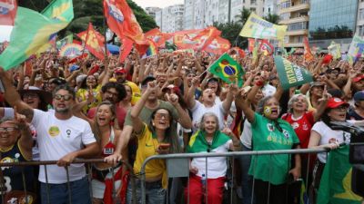 Imagem referente à notícia: Ato em apoio à democracia e a Lula reúne milhares no Rio e Brasília
