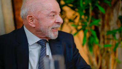 Imagem referente à notícia: Lula diz que vai entregar amanhã ao TSE pedido de abertura de sigilo