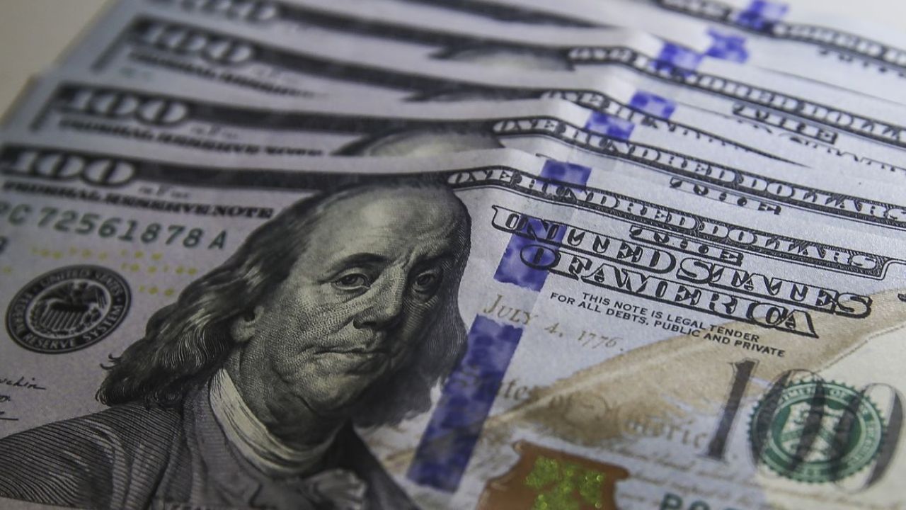 Dólar cai para R$ 5,01 com exterior e expectativa eleitoral no Brasil